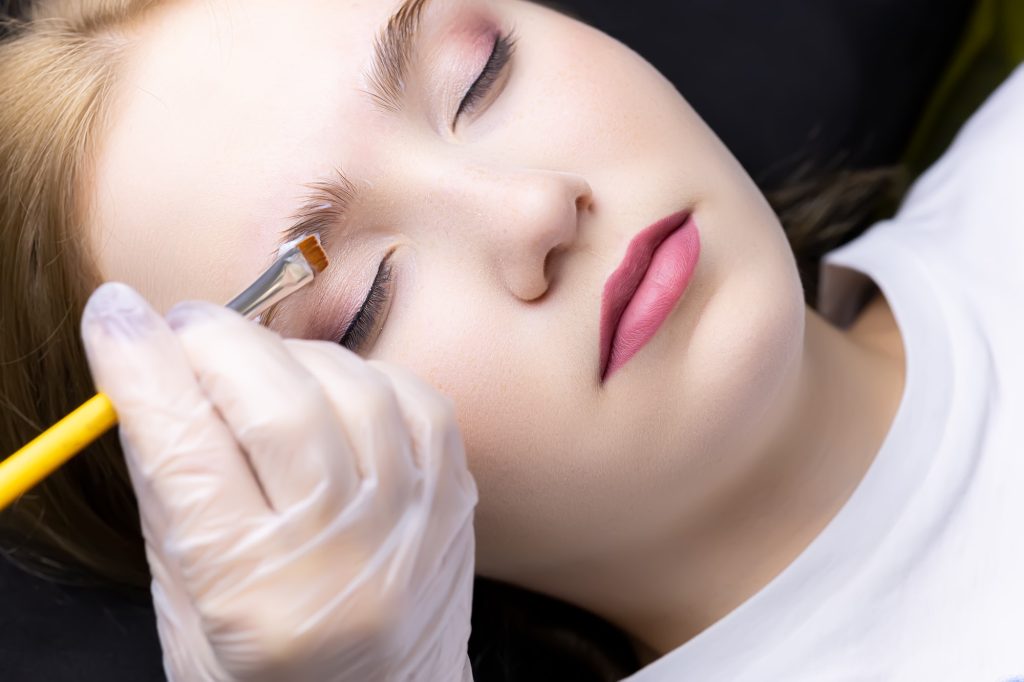 the master applies eyebrow lamination formulations to the eyebrow models